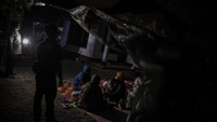Warga membuat tenda dan memilih tetap berada di luar rumah pascagempa di Ampenan, Mataram, NTB, Minggu (19/8). ANTARA FOTO/Ahmad Subaidi.