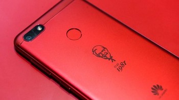 Mungkin desain smartphone Huawei ini terlihat konvensional. Tetapi begitu melihat belakangnya, terlihat logo KFC yang distempel. Smartphone ini dirilis secara terbatas untuk merayakan 30 tahun masuknya KFC ke China. Foto: Internet