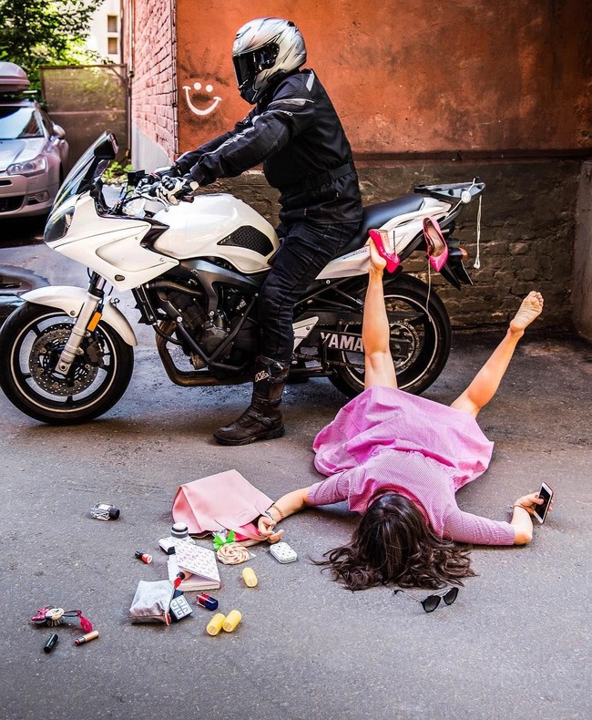 Pose terjatuh dari motor berikut terlihat cukup realistis. Foto: Instagram @paratinskaya