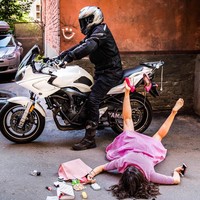 Pose terjatuh dari motor berikut terlihat cukup realistis. Foto: Instagram @paratinskaya