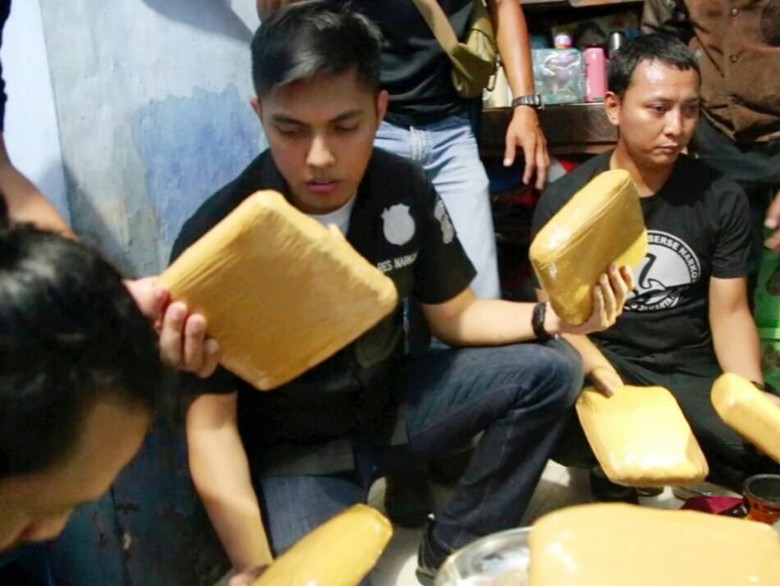 Polres Jakbar Amankan 10 Kg Ganja dari Sebuah Rumah di Tangsel Polres Jakbar Amankan 10 Kg Ganja dari Sebuah Rumah di Tangsel