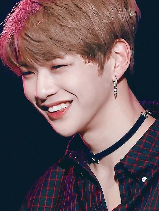 Bentuk wajah dengan dagu lancip sering disebut dengan V-Line. Seperti dikutip dari Koreaboo, orang Korea Selatan biasa menggunakan istilah ini untuk menggambarkan rahang yang tajam dan lancip, seperti huruf V. Foto: Dok. Koreaboo