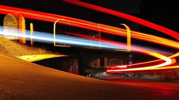 Balap mobil pada malam hari, potret diambil di kota Italia. Foto: bored panda