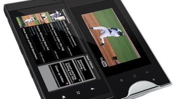 Kyochera Echo merupakan smartphone Android dual-screen. Dengan engsel khusus, layar smartphone ini dapat diperbesar dari 3,5 inch menjadi 4,7 inch yang dipisahkan dengan bezel di tengah. Foto: Internet