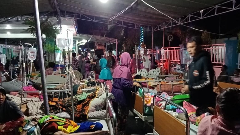 Gempa Lombok, 143 Pasien Dirawat di Lapangan Kantor Pemda Sumbawa Gempa Lombok, 143 Pasien Dirawat di Lapangan Kantor Pemda Sumbawa