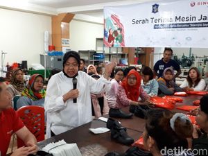 Warga Eks Dolly Terima Bantuan 15 Mesin Jahit, Ini Pesan Risma