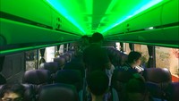 Di kabinnya, bangku penumpang sudah dilengkapi sabuk pengaman dan sandaran kaki yang cukup nyaman ketika berpergian jauh. Ada juga tirai jendela pada setiap pilar bus serta lampu LED yang memberi pencahayaan di dalam kabin. Berkat lampu tersebut, pada malam hari aura kabin bus terasa mewah. Foto: Dadan Kuswaraharja