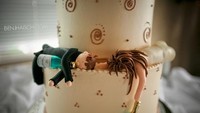 Kalau kue yang ini menampilkan sepasang pengantin yang sedang dimabuk asmara. Keduanya malah tertidur di atas kue. Foto: Istimewa