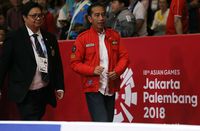 Jaket merah Bulls Syndicate saat dipakai Jokowi menonton Lindswell. 