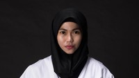 Defia Rosmaniar atau yang akrab dipanggil dengan Defi lahir pada tahun 1995. Ia telah mengenal olahraga taekwondo atau Tae Kwon Do semenjak duduk di bangku SMP tahun 2007. (instagram/defiarosmaniar)