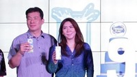 Sluuurrp! Susi dan suami asyik menikmati susu segar. Sebagai atlet, keduanya gencar menggalakkan program makan makanan bernutrisi. Foto: instagram @alansusy