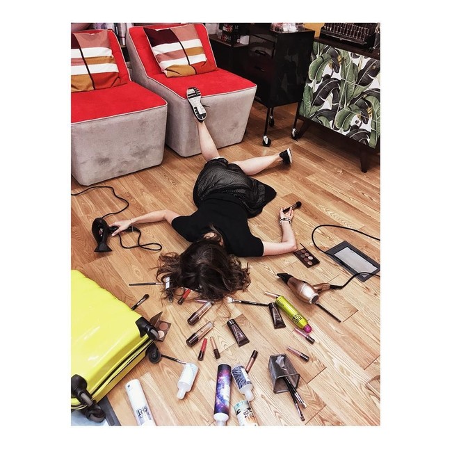 Pose wanita ini seolah menggambarkan kelelahan wanita dalam berdandan. Foto: Instagram @elena.minasova  