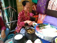 Usia Tak Jadi Penghalang Bagi 5 Penjaja Makanan Tradisional Ini