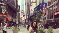 Zoya saat berada di Times Square, New York. Cantik kan? (zoyaafroz/Instagram)