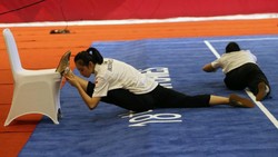 Dalam olahraga beladiri wushu seperti yang dilakukan Lindswell Kwok, tubuh terutama dilatih untuk memiliki kelenturan. Ini beberapa contoh latihannya.