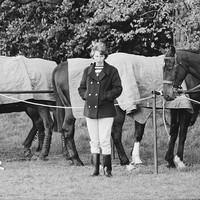 Orangtuanya yang memperkenalkan bangsawan 68 tahun ini kepada olahraga berkuda sedari kecil. Ia lalu menekuni berkuda secara serius dan sering menyambangi pertandingan pacu kuda dan polo kuda. Foto ini diambil pada 1966 saat Putri Anne menyaksikan lomba polo kuda di Windsor, Inggris. (Foto: Getty Images)