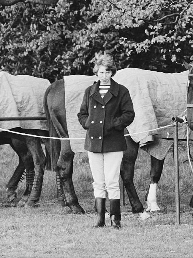 Orangtuanya yang memperkenalkan bangsawan 68 tahun ini kepada olahraga berkuda sedari kecil. Ia lalu menekuni berkuda secara serius dan sering menyambangi pertandingan pacu kuda dan polo kuda. Foto ini diambil pada 1966 saat Putri Anne menyaksikan lomba polo kuda di Windsor, Inggris. (Foto: Getty Images)