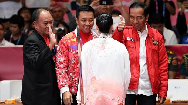 Presiden Jokowi ketika menyaksikan Lindswell.