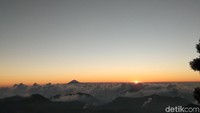 Foto: Gunung Prau tidak memiliki kawah, kebanyakan pendaki melakukan perjalanan ke puncak untuk menunggu sunrise di pagi hari. Pemandangan Golden Sunrise Prau bisa dibilang salah satu yang terbaik di Indonesia. (Muhammad Idris/detikTravel)