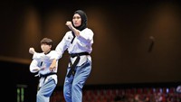 Pada Sea Games Myanmar tahun 2013 Defi sempat menyumbang medali 2 medali perunggu bagi Indonesia di kelompok beregu putri serta campuran poomsae. (instagram/defiarosmaniar)