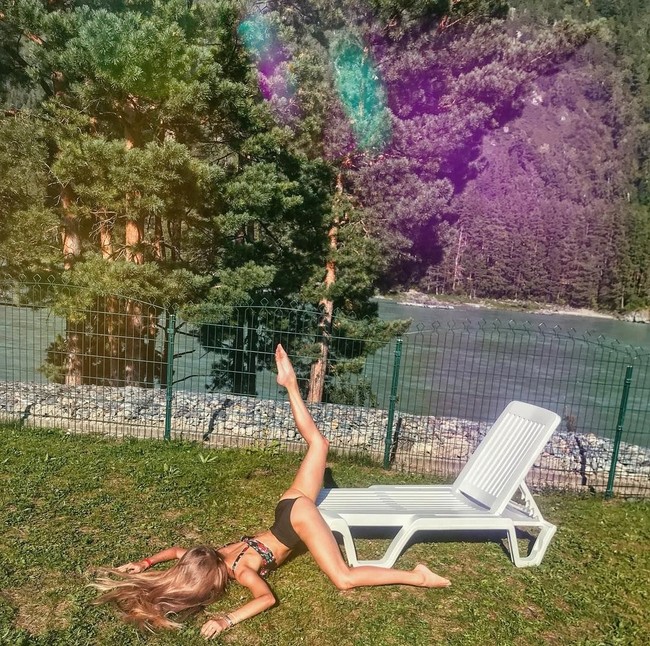 Bisa meniru pose falling stars challenge seperti ini? Foto: Instagram @lubovbekareva