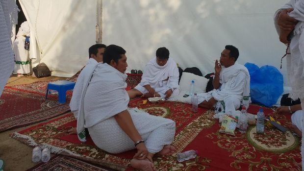 Dipastikan tidak ada korban dalam insiden angin kencang itu.