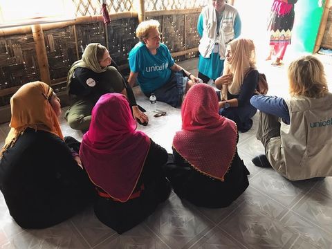 Cantiknya Gigi Hadid Pakai Pashmina Saat Kunjungi Pengungsi Rohingya