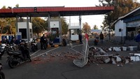 Kondisi jalan retak-retak di Pelabuhan Kayangan Lombok Utara akibat gempa pada 19/8/2018, kata Kepala Pusat Data, Informasi, dan Humas BNPB Sutopo Purwo Nugroho melalui akun Twitter-nya, @sutopo_PN, Senin (20/8/2018). (Foto: Dok. Bayu Wiguna/via REUTERS)