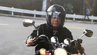 Kalau ini gaya Duterte saat menunggangi moge Yamaha Virago 750 menjadi pilihan Duterte. Mirip Jokowi, Duterte mengendarai mogenya di sela-sela kunjungan kerja usai sebulan dilantik menjadi Presiden 2016 lalu. Foto: Dok.Istimewa