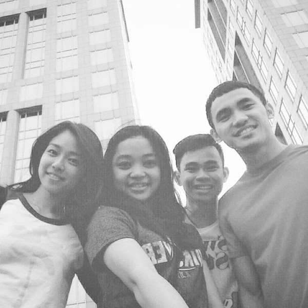 Sekalinya berfoto, Lindswell tak pernah sendiri. Ratu wushu Asia ini suka berfoto bersama teman-teman timnya. Ini waktu mereka di Beijing. (lindswell_k/Instagram) Sekalinya berfoto, Lindswell tak pernah sendiri. Ratu wushu Asia ini suka berfoto bersama teman-teman timnya. Ini waktu mereka di Beijing. (lindswell_k/Instagram)