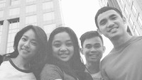 Sekalinya berfoto, Lindswell tak pernah sendiri. Ratu wushu Asia ini suka berfoto bersama teman-teman timnya. Ini waktu mereka di Beijing. (lindswell_k/Instagram)