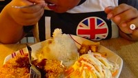 Sebelumnya Fairel sudah sering mengisi acara TV. Ia pun tak grogi saat di depan kamera. Ini aksinya makan siang lahap pakai chicken katsu. Nyamm! Foto: Instagram fairel_sbi