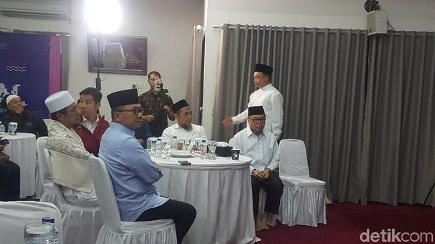 Tampak beberapa tamu yang datang di antaranya Ketua MPR Zulkifli Hasan
