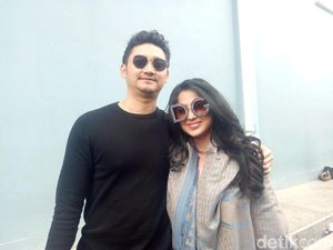 Happy Anniversary Dewi Perssik dan Suami!