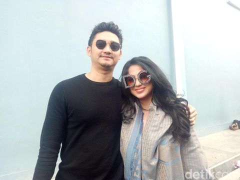 Gaya Mewah Dewi Perssik di Kantor Polisi: Pakai Kacamata Gucci Rp 17 Juta