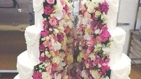 Kalau bosan dengan model kue pernikahan yang itu-itu saja, cobalah bermain imajinasi. Gabungan kue dan bunga-bunga cantik ini bisa jadi kue sekaligus hiasan dekorasi meja. Foto: Istimewa
