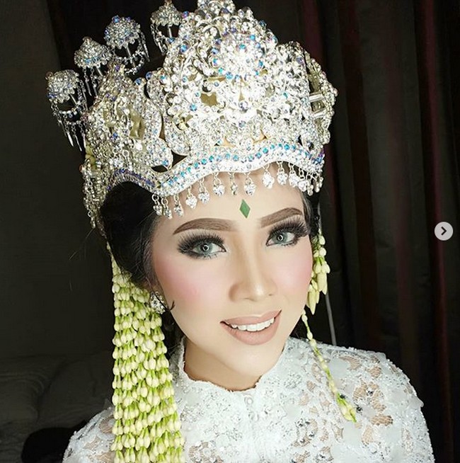 Bintang sinetron Raya Nur Fitria Rahmadiana yang dikenal dengan Raya Kitty Aditya juga memutuskan bercerai. Raya menikah dengan Muhammad Abid Zia, seorang pembalap kelahiran 14 Juni 1998, pada tanggal 19 Agustus 2018. Mereka dikaruniai seorang anak laki-laki bernama Abqari Al Tariq Zia yang lahir pada 14 Oktober 2019. Namun, pada tahun 2020, mereka bercerai karena masalah ekonomi. Foto: Dok. Instagram/mustika_wedding.