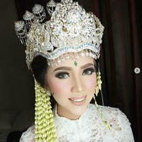 Bintang sinetron Raya Nur Fitria Rahmadiana yang dikenal dengan Raya Kitty Aditya juga memutuskan bercerai. Raya menikah dengan Muhammad Abid Zia, seorang pembalap kelahiran 14 Juni 1998, pada tanggal 19 Agustus 2018. Mereka dikaruniai seorang anak laki-laki bernama Abqari Al Tariq Zia yang lahir pada 14 Oktober 2019. Namun, pada tahun 2020, mereka bercerai karena masalah ekonomi. Foto: Dok. Instagram/mustika_wedding.