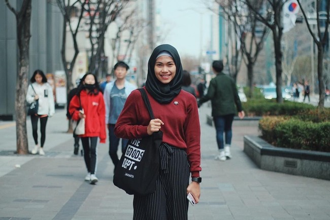 Defia Rosmaniar menjadi atlet pertama yang meraih medali emas bagi Indonesia di Asian Games 2018. Defia, 23 tahun, menjadi jawara di taekwondo nomor poomsai tunggal putri dalam persaingan di Plenary Hall, Jakarta Convention Hall (JCC), Senayan. Dia mengalahkan wakil Iran, Marjan Salahshouri di final pada Minggu (19/8). Foto: Dok. Instagram/Defia Rosmaniar