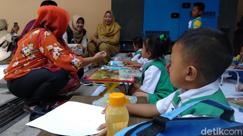Kemensos Dampingi Pelajar TK yang Ikut Pawai Bercadar dan Bersenjata Kemensos Dampingi Pelajar TK yang Ikut Pawai Bercadar dan Bersenjata