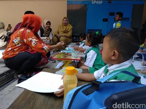 Kemensos Dampingi Pelajar TK yang Ikut Pawai Bercadar dan Bersenjata