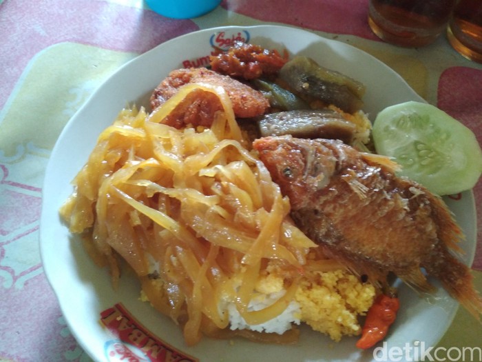 ikan goreng di warung mak ti