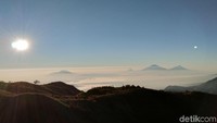 Foto: Gunung kembar Sindoro-Sumbing bisa tampak sangat jelas di sebelah Selatan, Merbabu di sisi kanan, serta Lawu yang terlihat mungil dari kejauhan tertutup awan kapas. (Muhammad Idris/detikTravel)