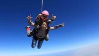 Aseel pun sangat pemberani. Ia pernah menjajal Skydiving di Dubai (@aseel/Instagram)
