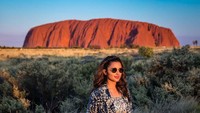 Di sela kesibukannya sebagai aktris, Parineeti juga senang jalan-jalan ke berbagai destinasi wisata seperti Ayers Rock, Australia (parineetichopra/Instagram)