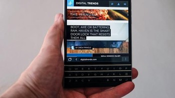 BlackBerry Passport mungkin smartphone paling pendek dan paling lebar yang pernah ada. Smartphone ini memiliki layar berukuran 4,5 inch berbentuk kotak yang tidak optimal dengan beberapa aplikasi atau untuk menonton video. Foto: Internet