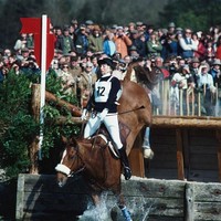 Kala beraksi di sebuah perlombaan pada 1982, Putri Anne sempat mengalami insiden. Kuda yang ditungganginya terjatuh di rintangan berkubang. (Foto: Getty Images)