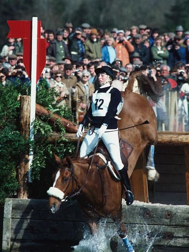 Kala beraksi di sebuah perlombaan pada 1982, Putri Anne sempat mengalami insiden. Kuda yang ditungganginya terjatuh di rintangan berkubang. (Foto: Getty Images)