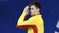 Momen tersebut terjadi pada hari Minggu (19/8) di GBK. Saat prosesi penyerahan medali berlangsung, bendera jatuh. Begini ekspresi perenang China, Sun Yang saat melihat bendera negaranya jatuh (Foto: INASGOC/Rosa Panggabean)