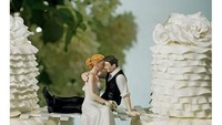 Antimainstream! Kue pengantin ini ada dua buah namun dijadikan satu oleh sebuah tangga yang membentang. Sweet! Seolah tak ada yang bisa memisahkan mereka. Foto: Istimewa